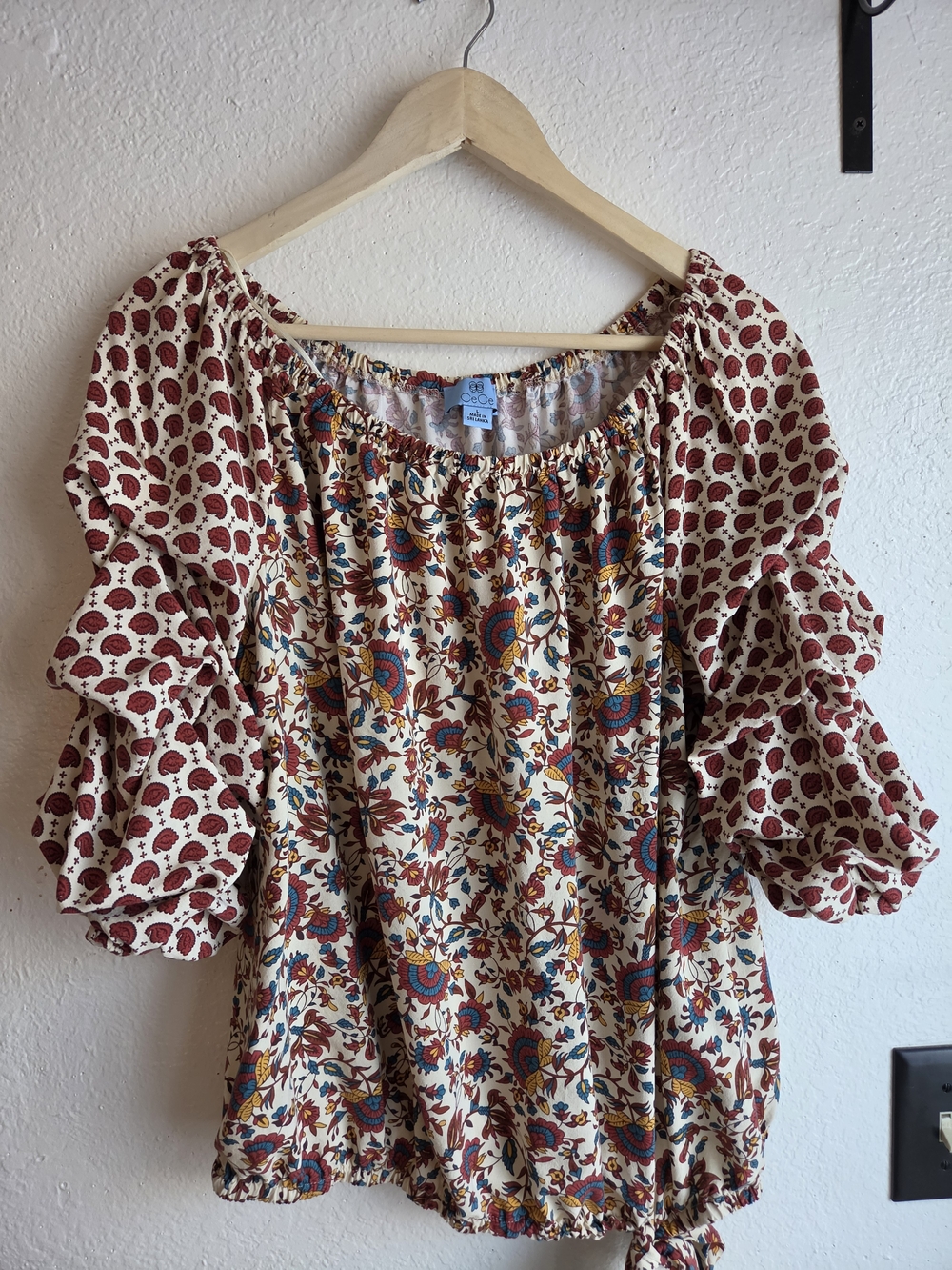 CeCe Cream Floral Boho Peasant Top Rust Blue Floral Tiered Sleeves Banded Waist‎